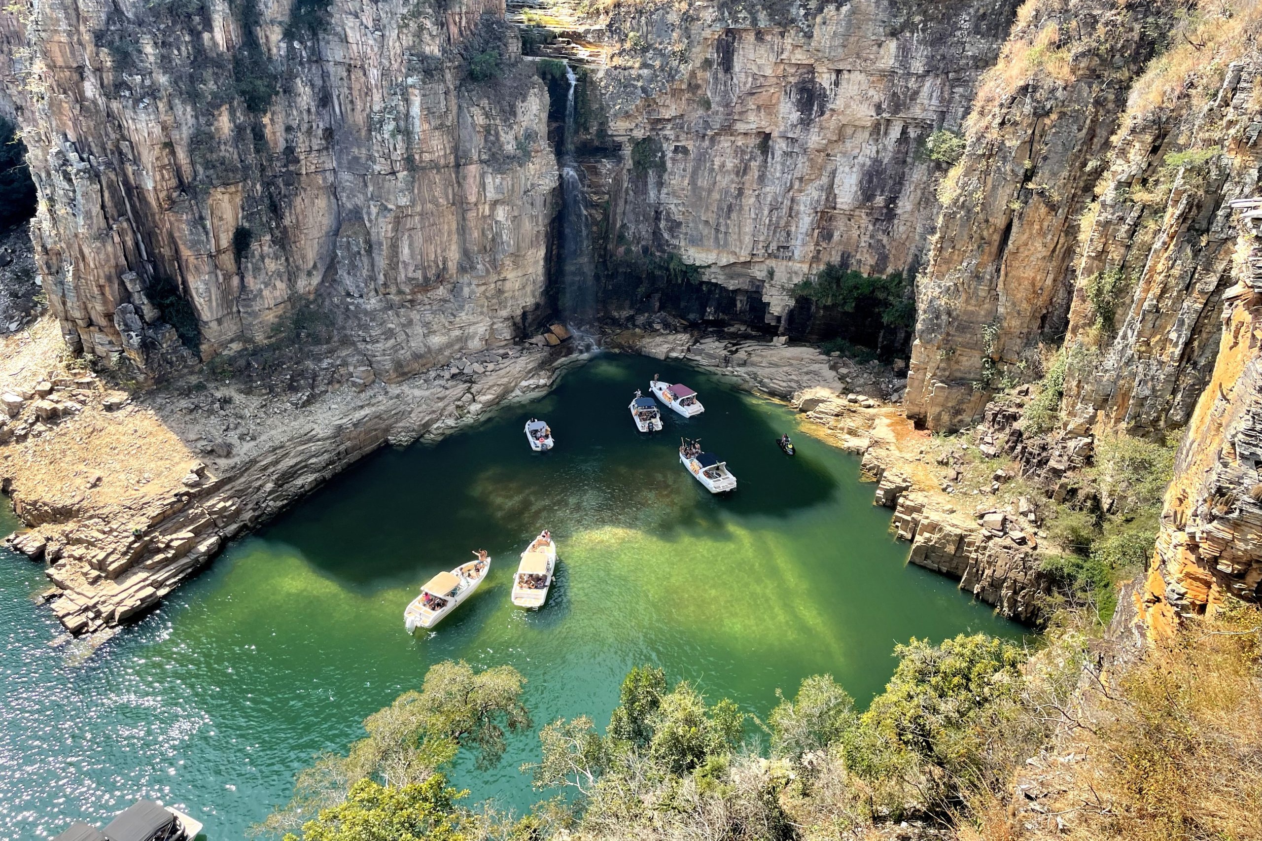 cliff collapse kills 10 at Furnas Lake Brazil