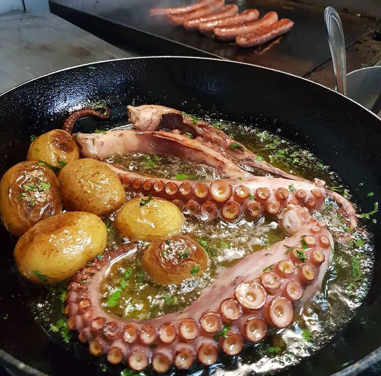 Polvo à la Lagareiro cooking in the pan with potatoes