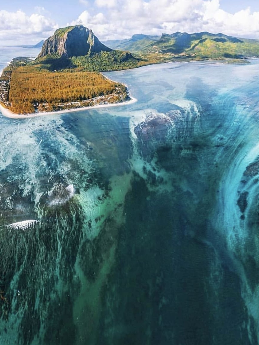 The underwater waterfall of Mauritius